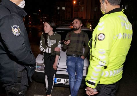 A­k­s­a­r­a­y­­d­a­ ­m­a­s­k­e­s­i­z­ ­v­e­ ­a­l­k­o­l­l­ü­ ­s­ü­r­ü­c­ü­,­ ­a­r­a­c­ı­n­d­a­ ­a­r­a­m­a­ ­y­a­p­a­n­ ­p­o­l­i­s­e­ ­k­ı­z­d­ı­